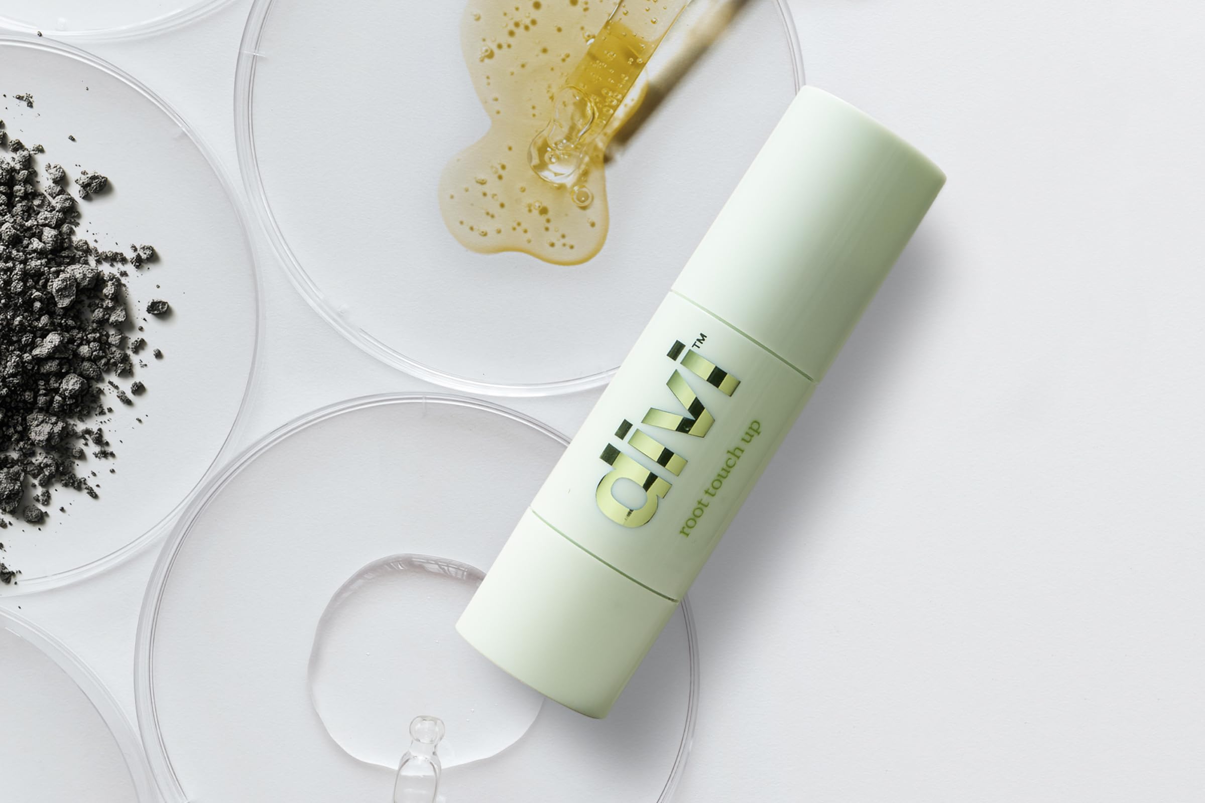 Divi poudre-retouche-compacte-0-07oz, pratique et discrète à emporter.