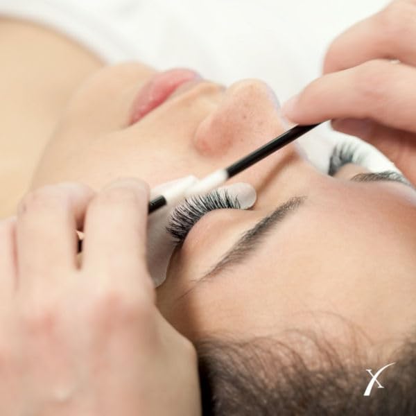 DLUX PROFESSIONAL texture crème légère assure un massage précis sur les cils.
