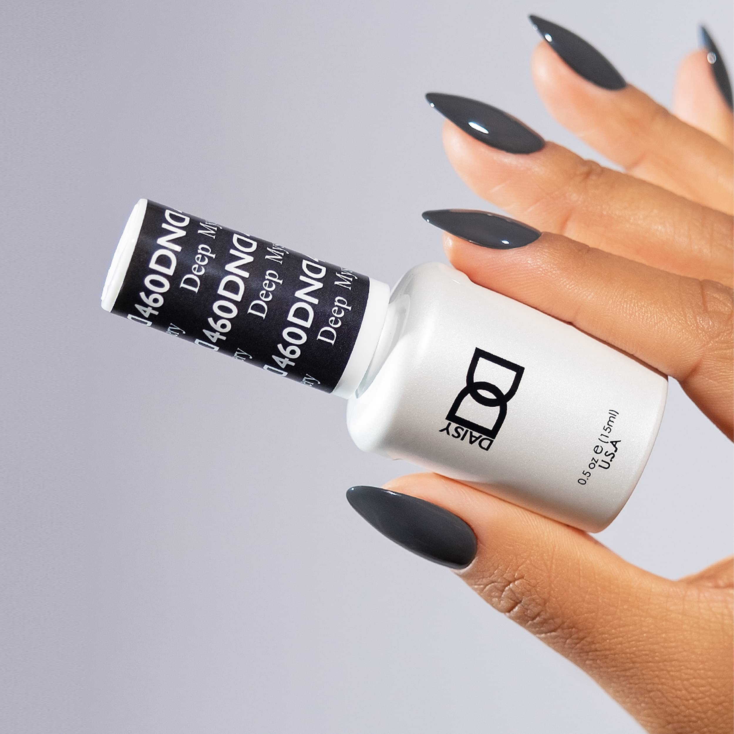 DAISY DND vernis gris 460 assorti – flacon homogène et élégant.