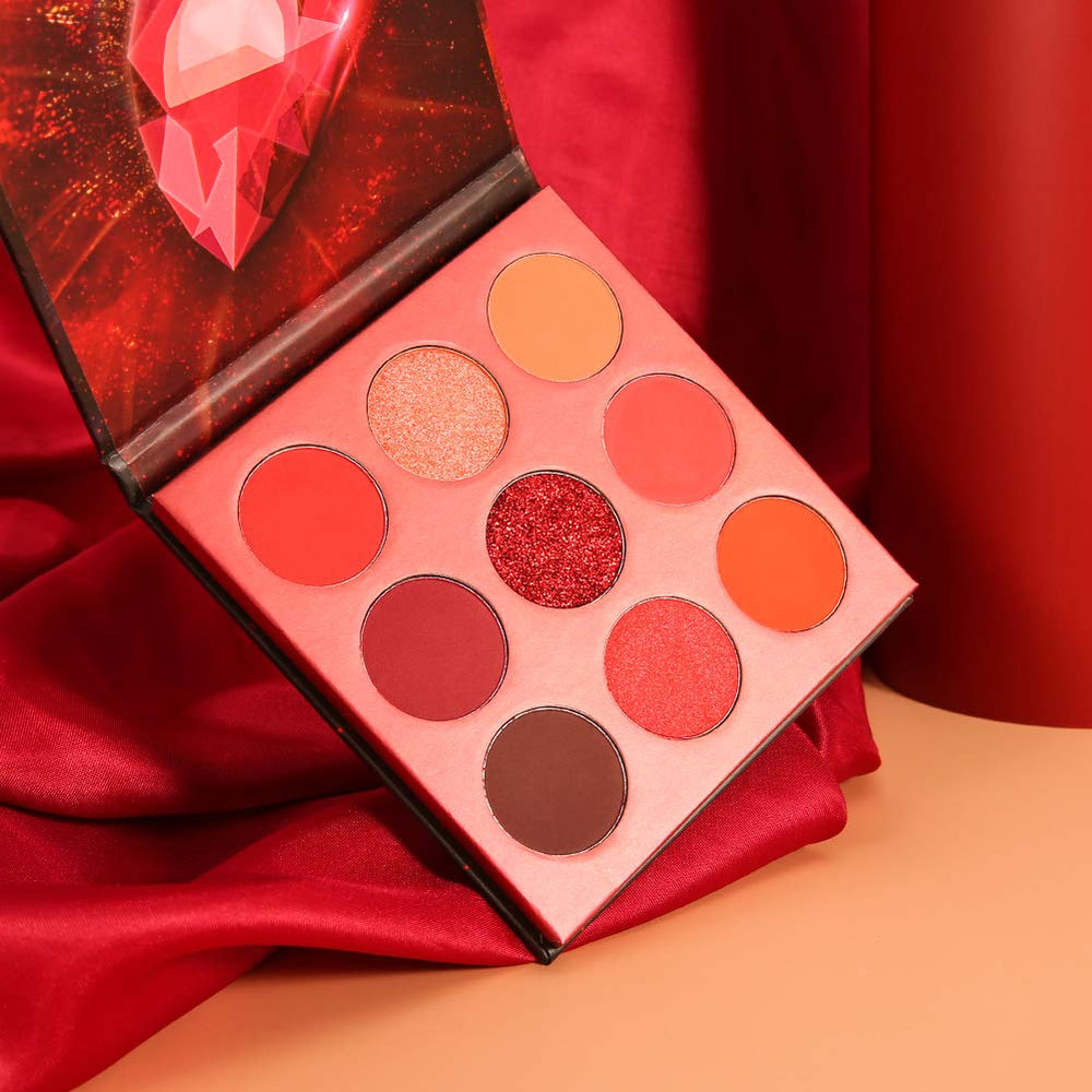 Ombres brillantes rouges docolor pour accentuer les regards