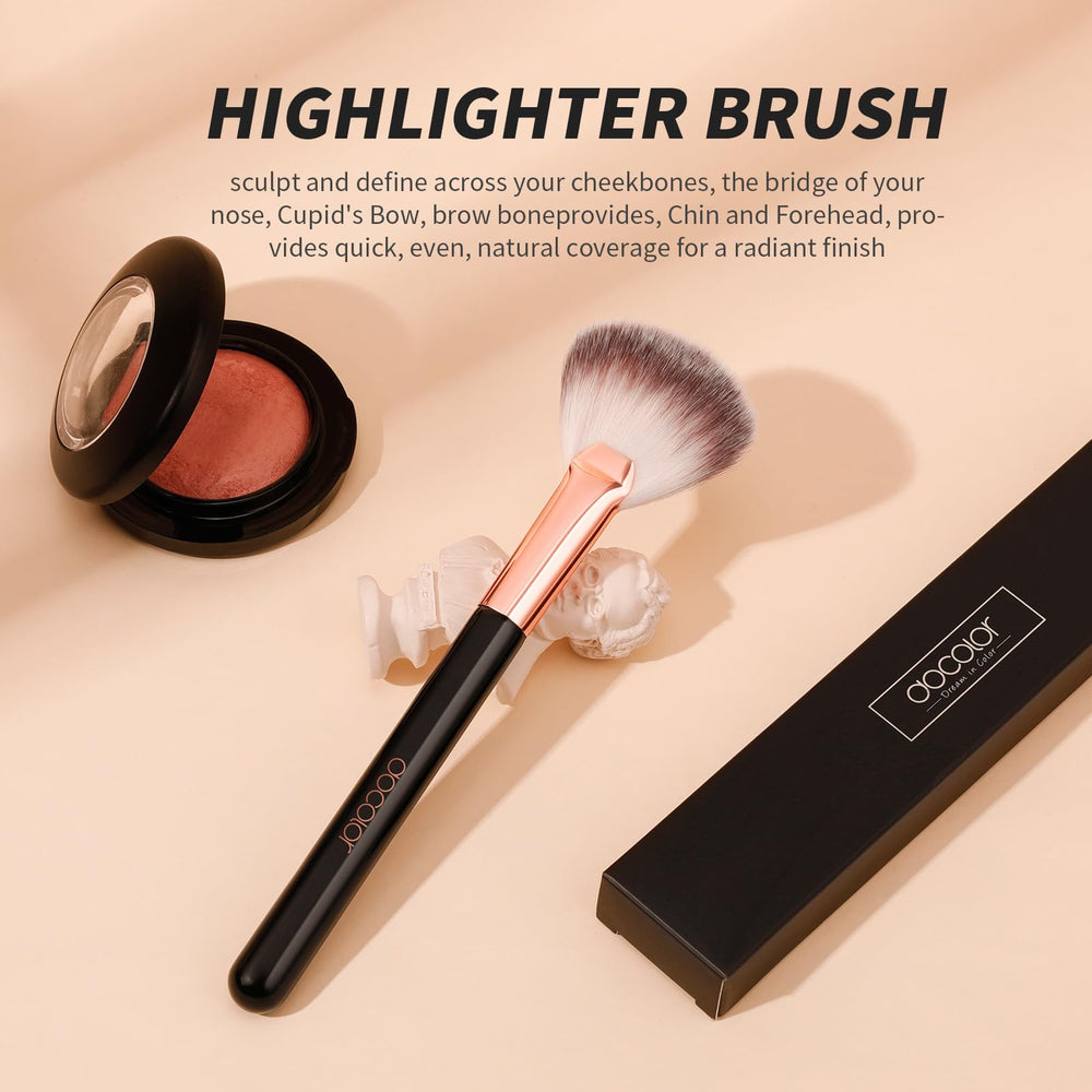 Pinceau éventail docolor pour blush, fini diffus et léger.