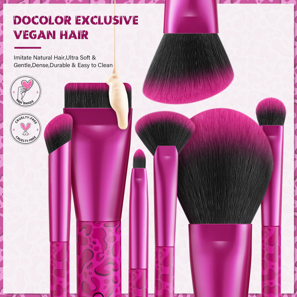 Pinceau visage poudre docolor Rose Léopard pour application légère et homogène.