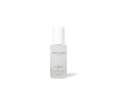 Dolce Glow brume visage hydratante format voyage, peau rafraîchie et prête pour la journée.