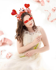 Dolkoic lunettes coeur rouge brillantes, vue frontale prête à égayer une tenue de fête.