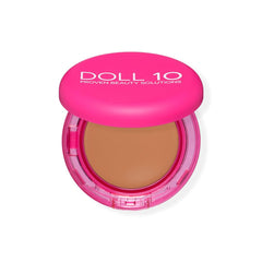 Texture satin du fond de teint Doll 10 pour un fini lisse.