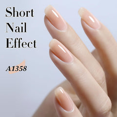Application de la base Double Rhythm sur l'ongle pour une adhérence optimale.