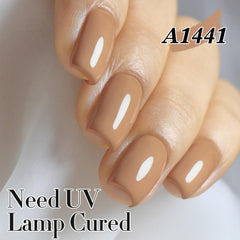 Application sur ongle avec Deep Nude A1441 pour une finition naturelle.