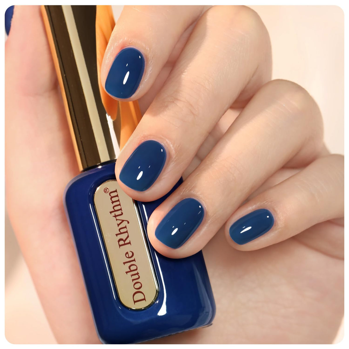 Vernis gel Double Rhythm bleu marine dans flacon doré, allure chic et durable.