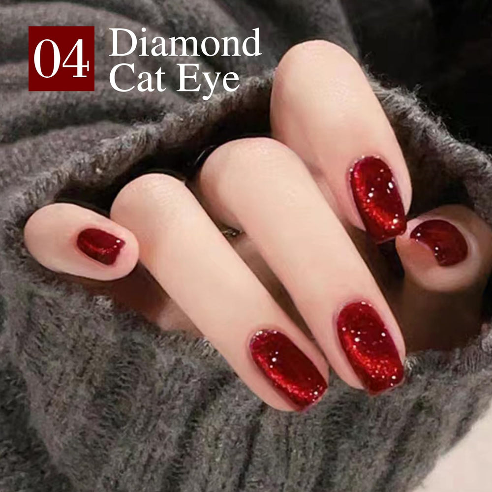 Finition brillante et pigmentation intense sur les ongles.