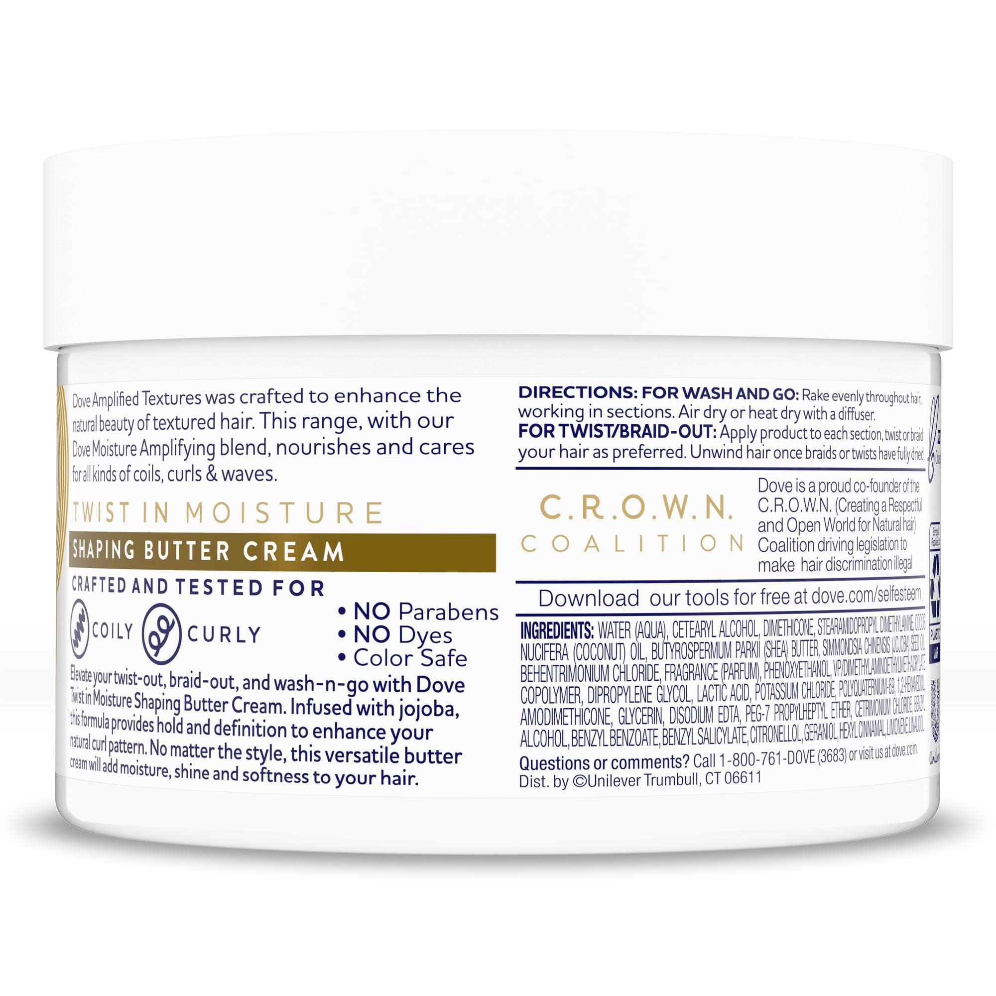 Dove Amplified Textures – mains appliquant la crème sur cheveux bouclés