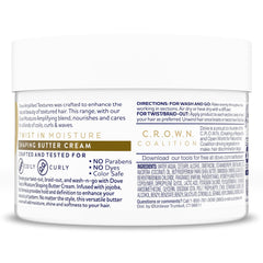 Dove Amplified Textures – mains appliquant la crème sur cheveux bouclés