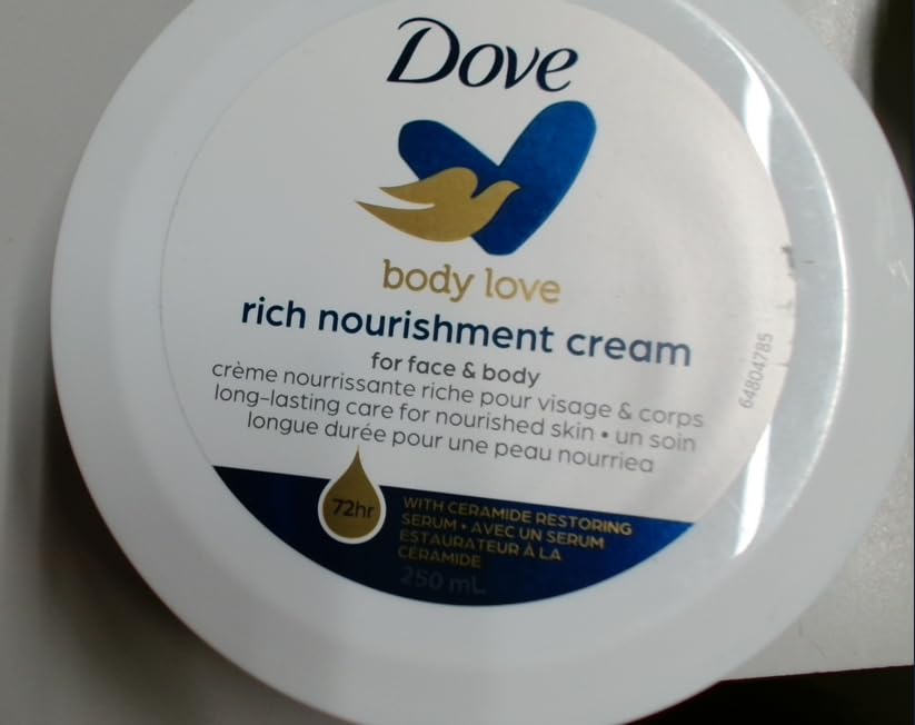 Dove crème nourrissante pour le corps, application douce sur peau sèche.