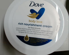 Dove crème nourrissante pour le corps, application douce sur peau sèche.