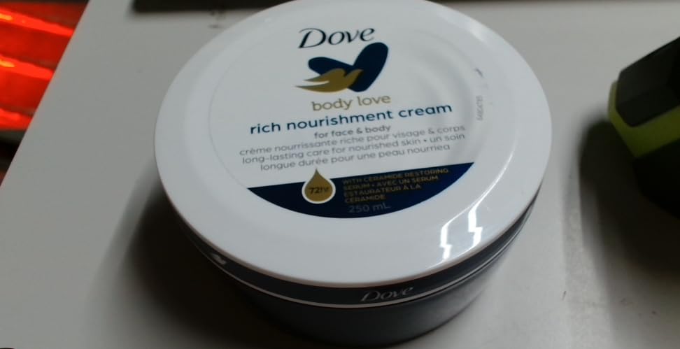 Dove crème nourrissante pour le corps, texture riche et veloutée.