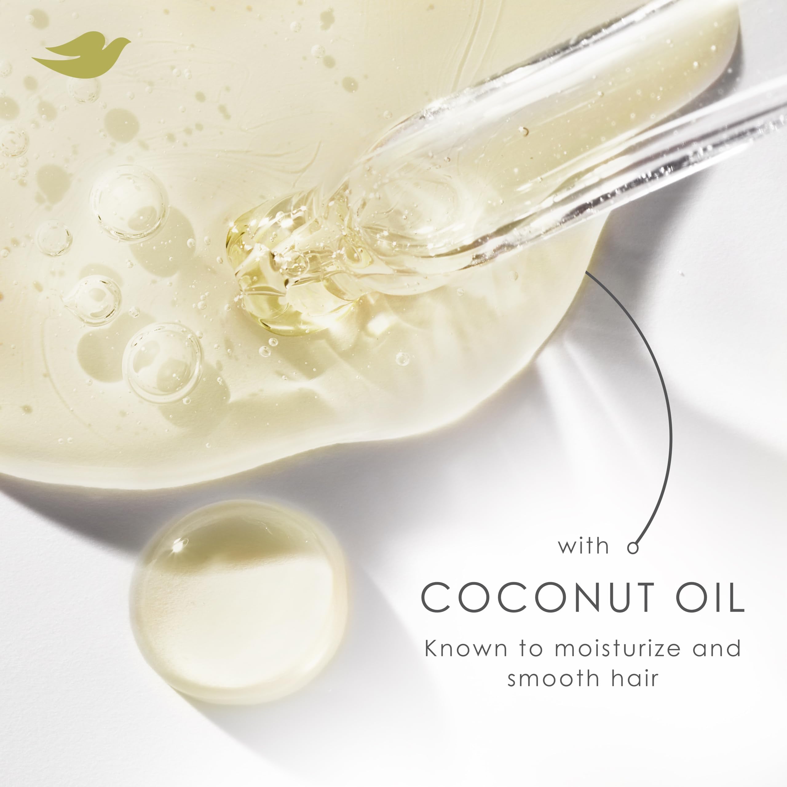 Gros plan sur le shampoing Dove DermaCare, texture riche et parfum discret.