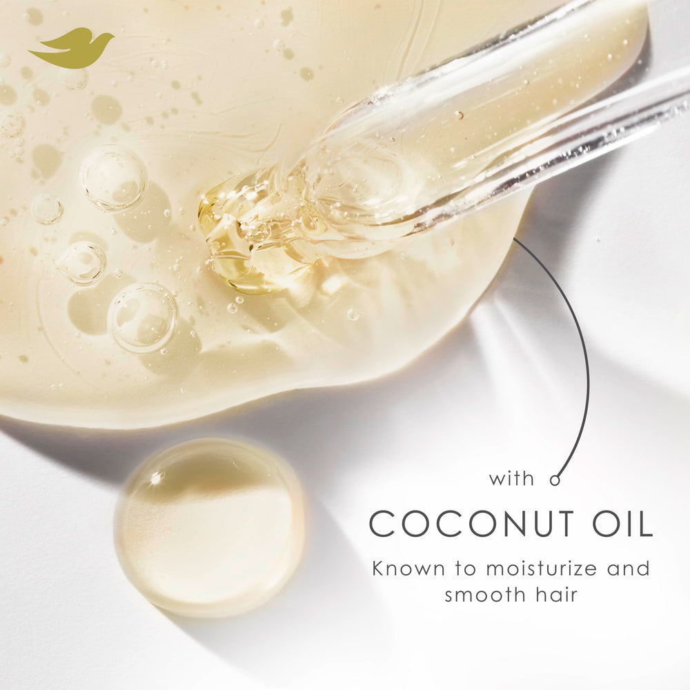 Gros plan sur le shampoing Dove DermaCare, texture riche et parfum discret.