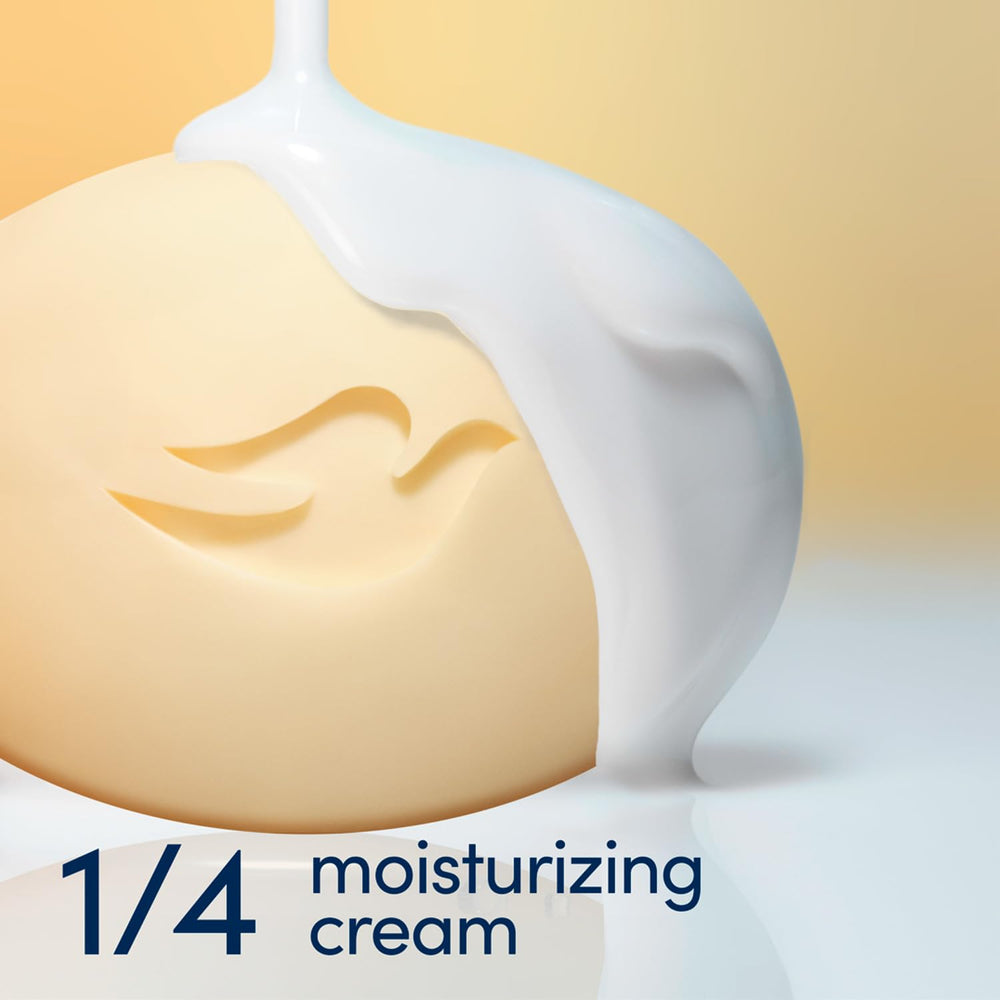 Main utilisant le savon 3-en-1 Dove pour visage corps mains hydratés.