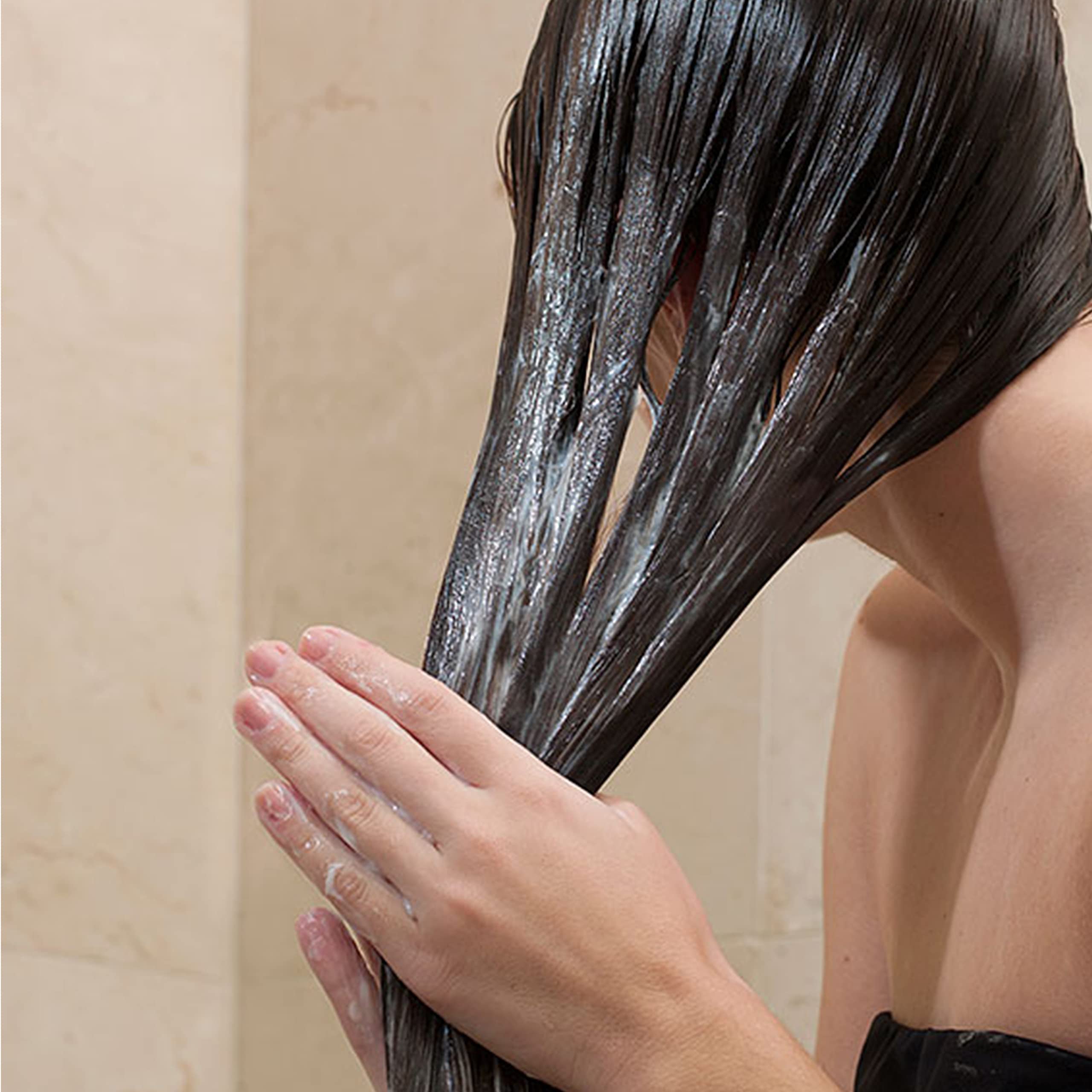 Routine quotidienne avec Dove Masque Minéral pour cheveux sensibles.