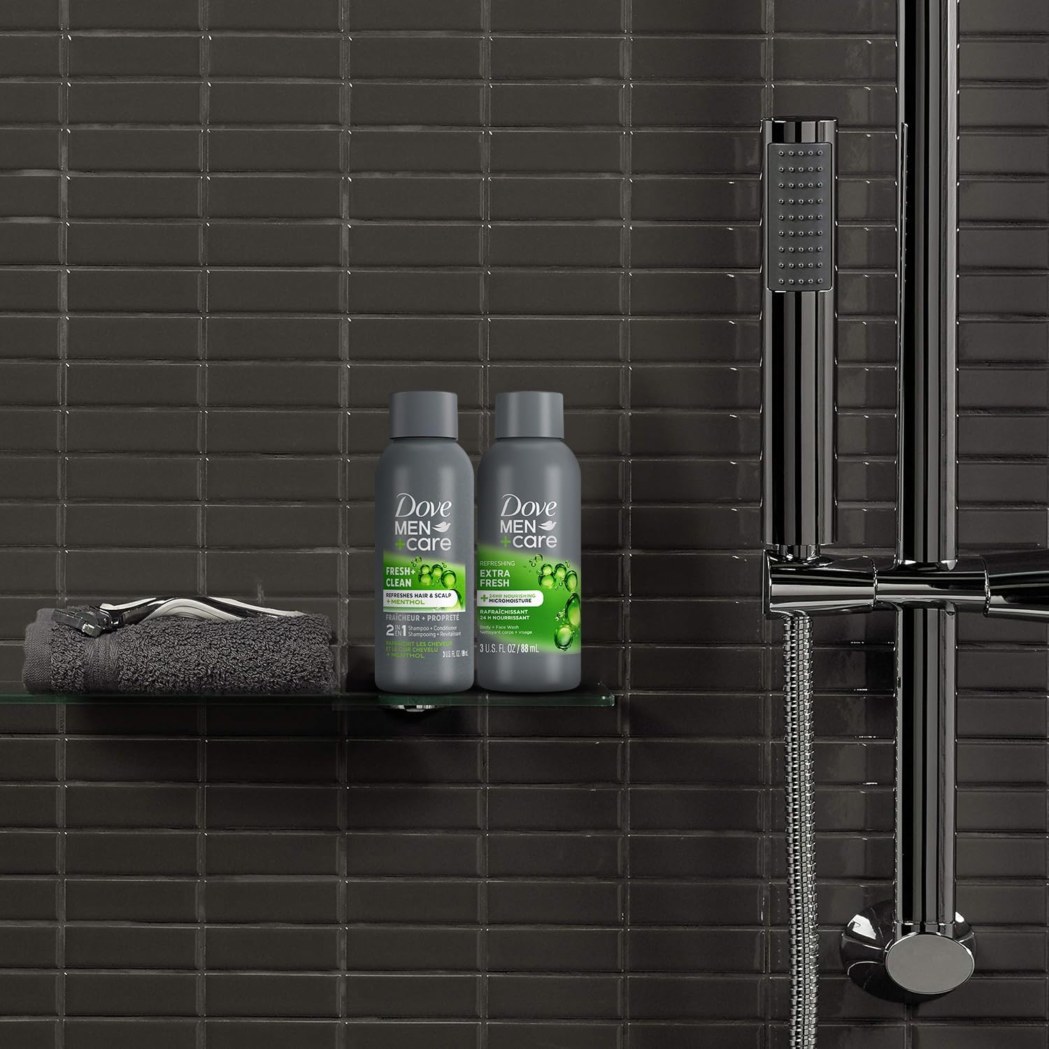 Gouttelettes MicroMoisture visibles dans le gel Dove Men+Care pour hydratation.
