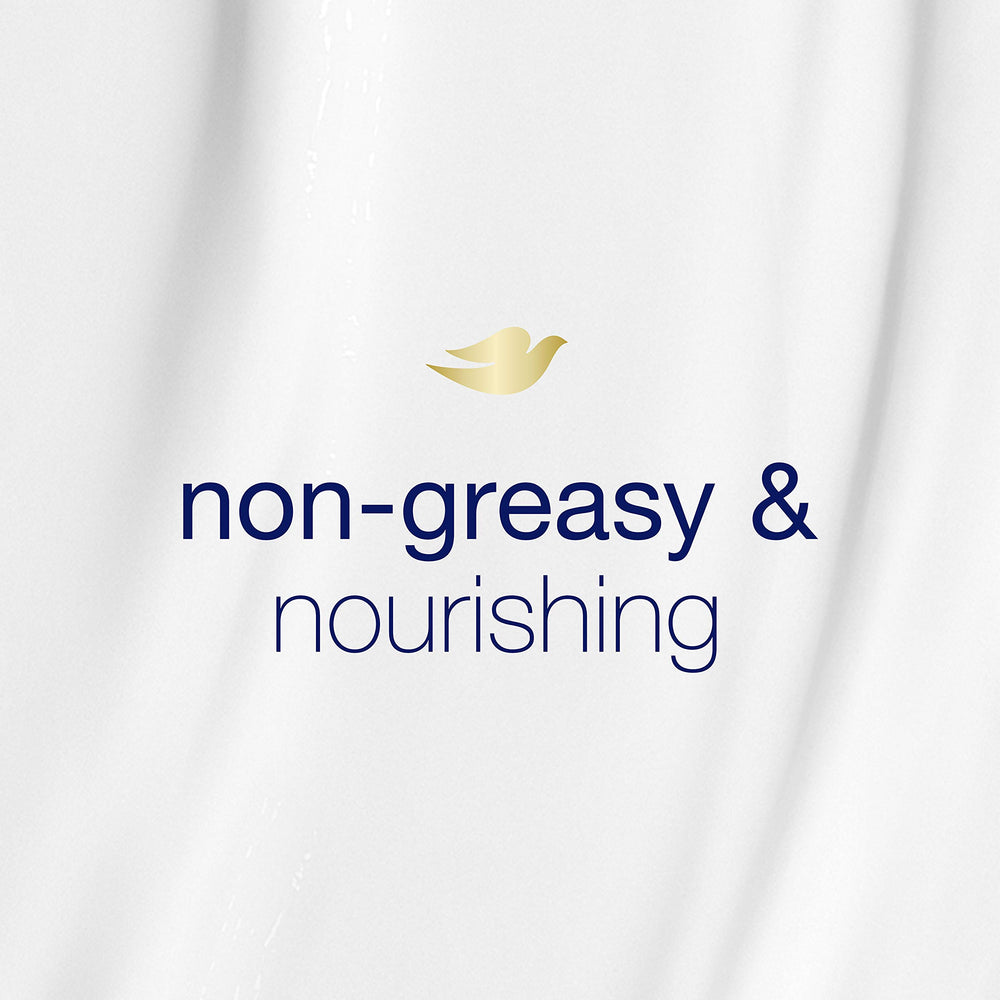 Mains appliquant le shampooing Dove Anti-Frizz sur cheveux humides.