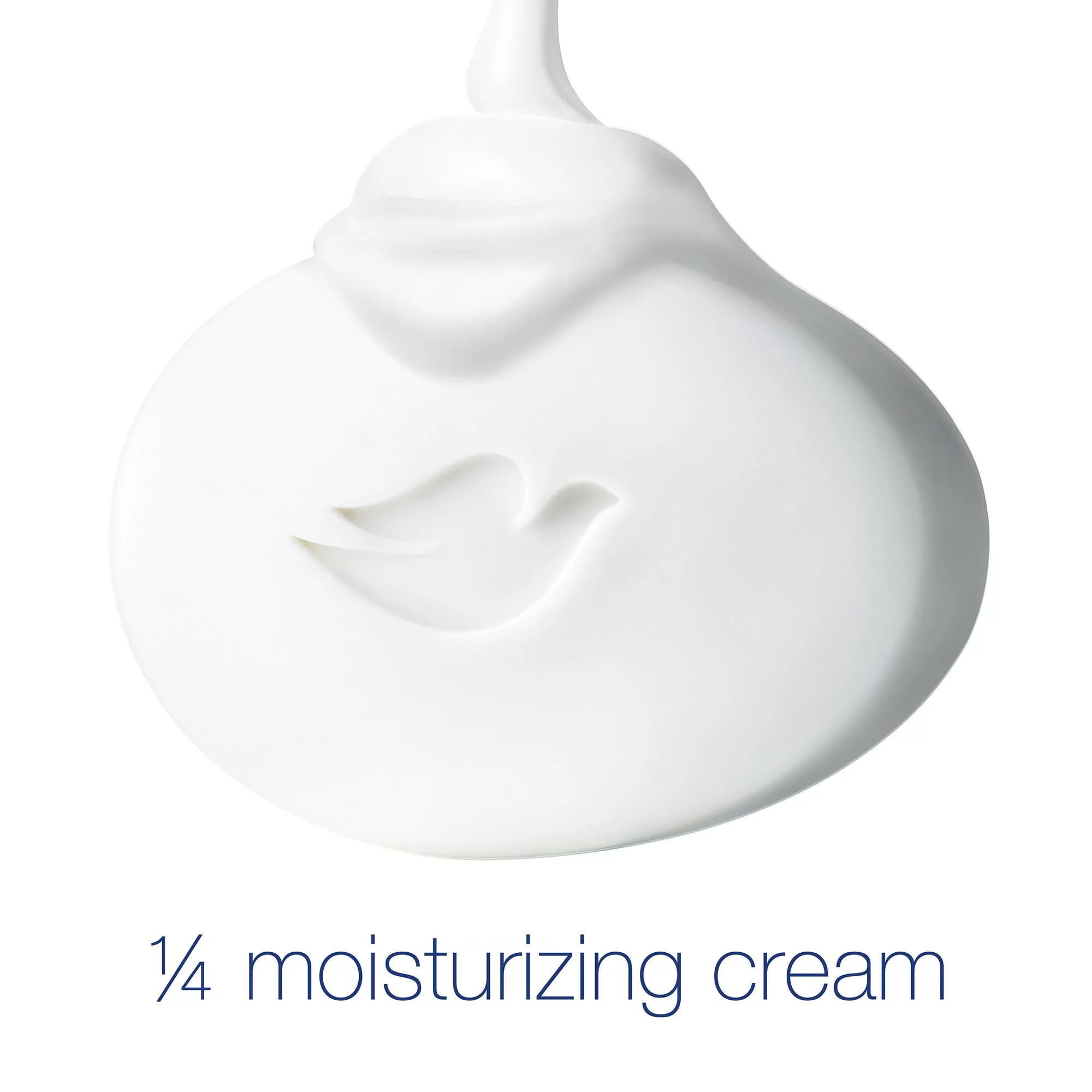 Mousse douce Dove sur les mains, usage quotidien pour une peau sensible.