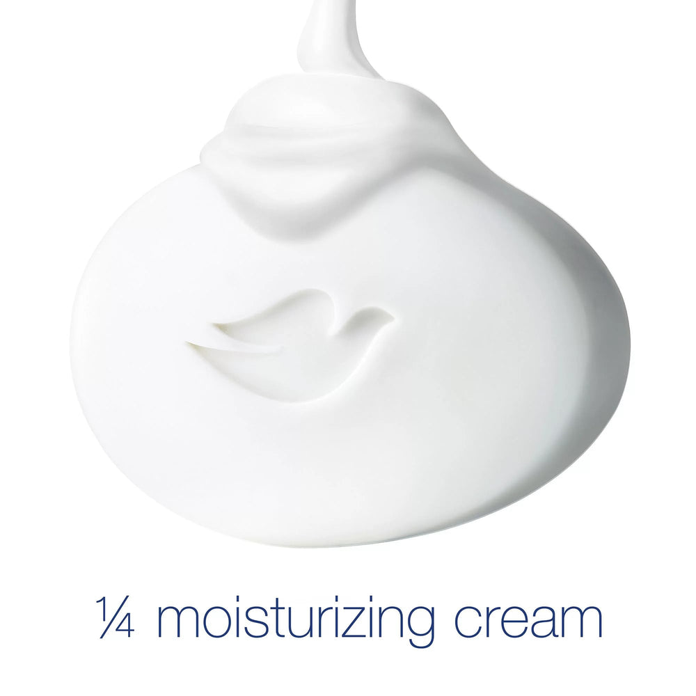 Mousse douce Dove sur les mains, usage quotidien pour une peau sensible.
