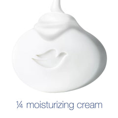 Mousse douce Dove sur les mains, usage quotidien pour une peau sensible.