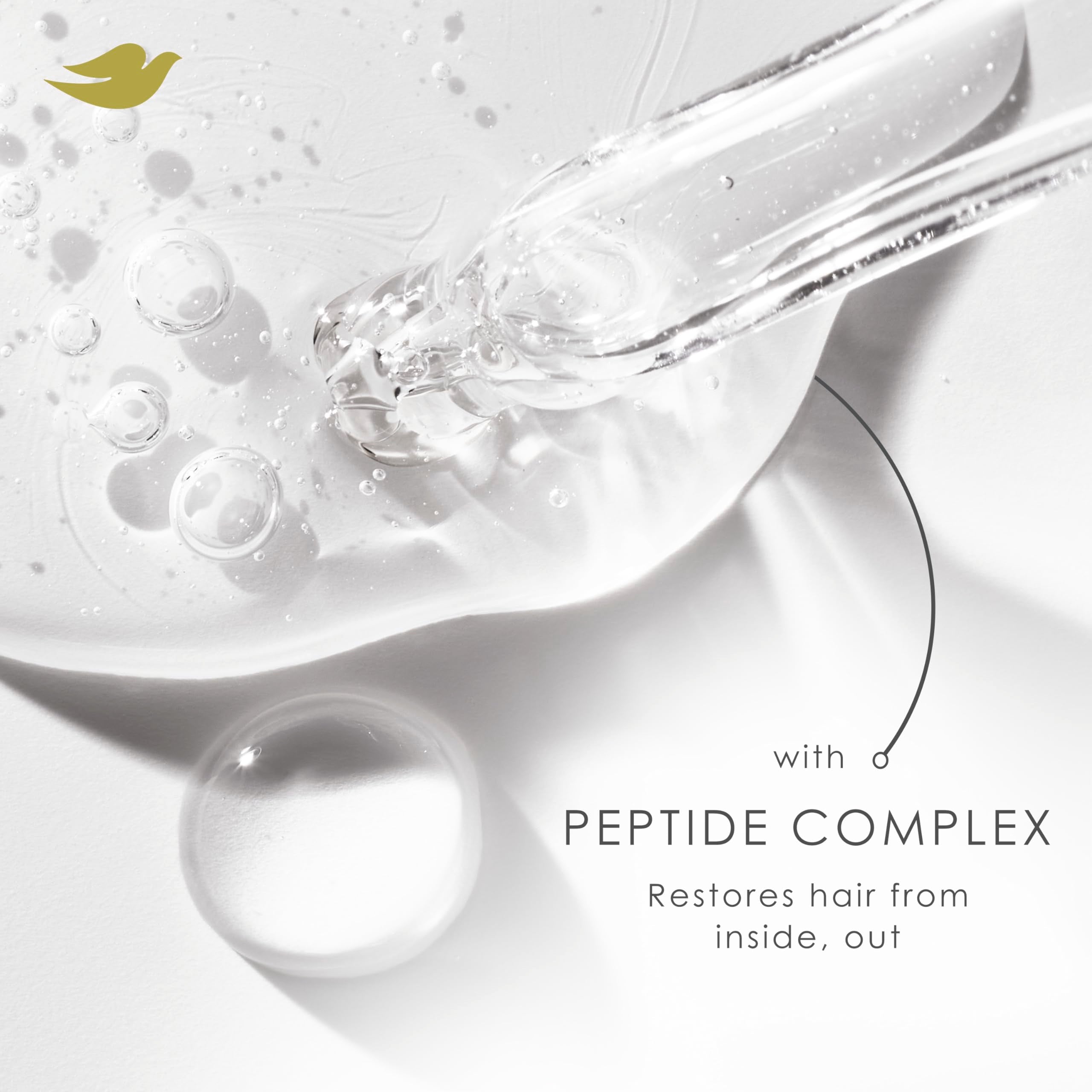 Massage des mains avec le sérum Dove Bond Strength, absorption rapide.