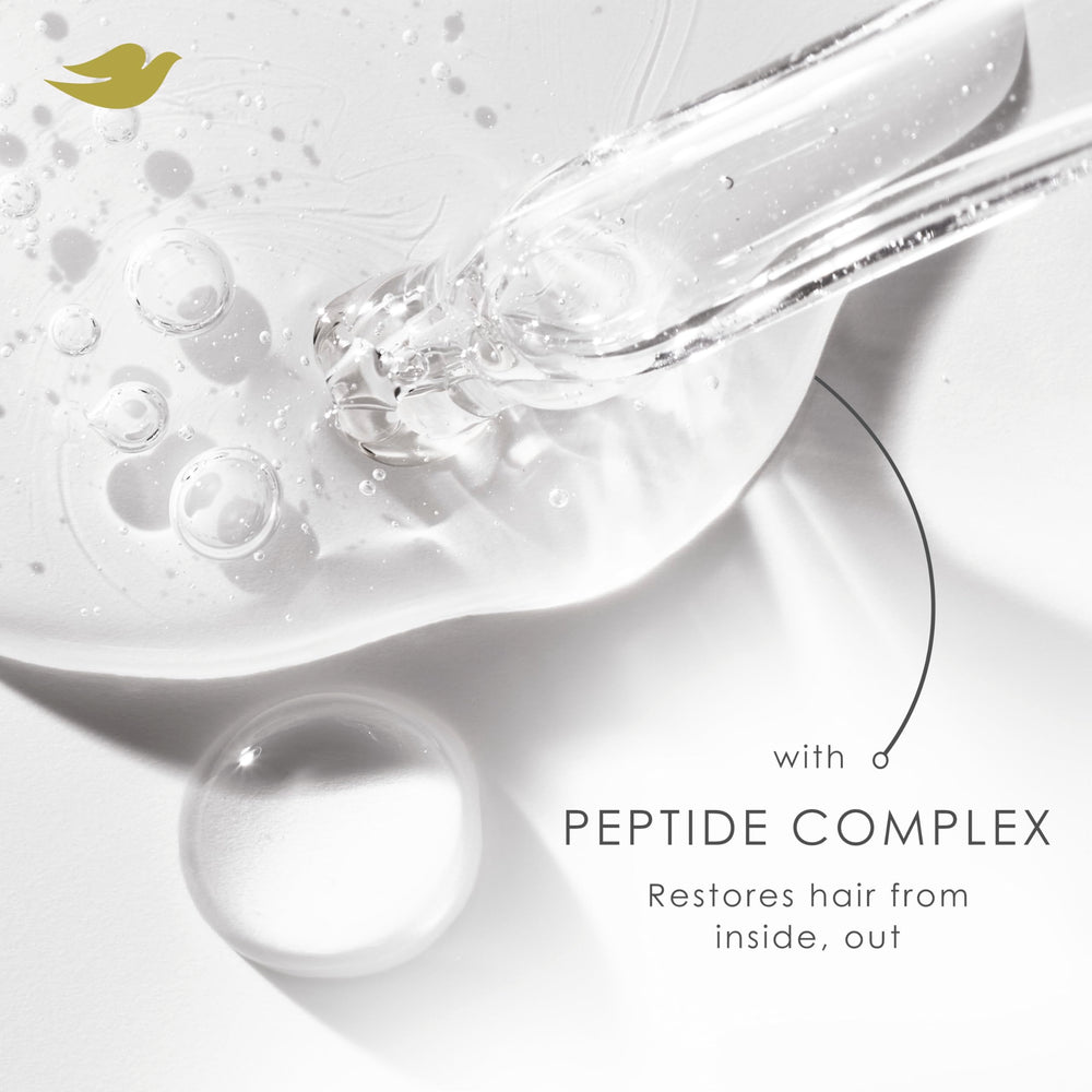Massage des mains avec le sérum Dove Bond Strength, absorption rapide.