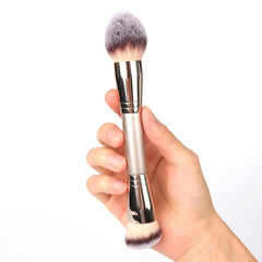 Pinceau dpolla double-face rond pour un mélange parfait des poudres.