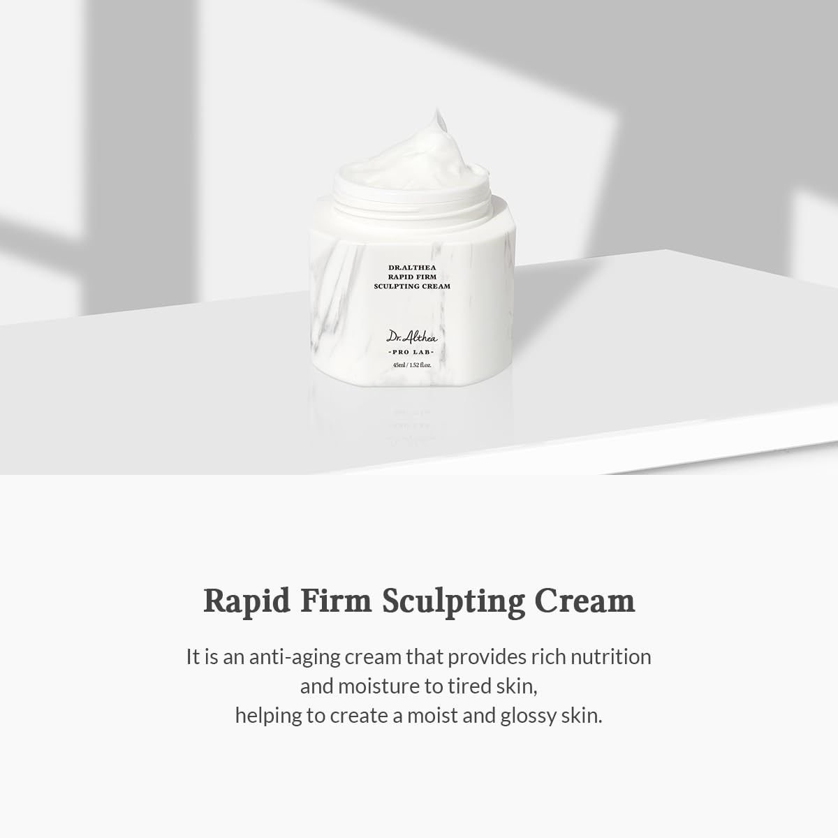 Texture soyeuse de la crème Dr.Althea révélant hydratation légère et durable.