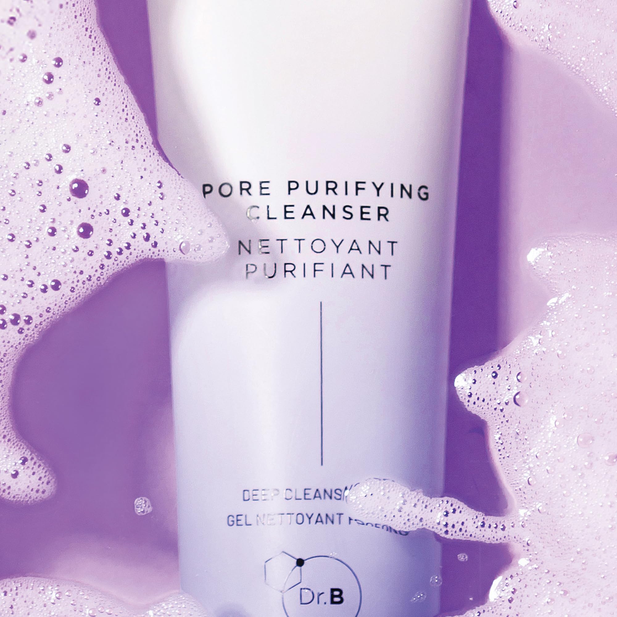 Rituel quotidien avec Dr Brandt Pores No More, nettoyant visage polyvalent.