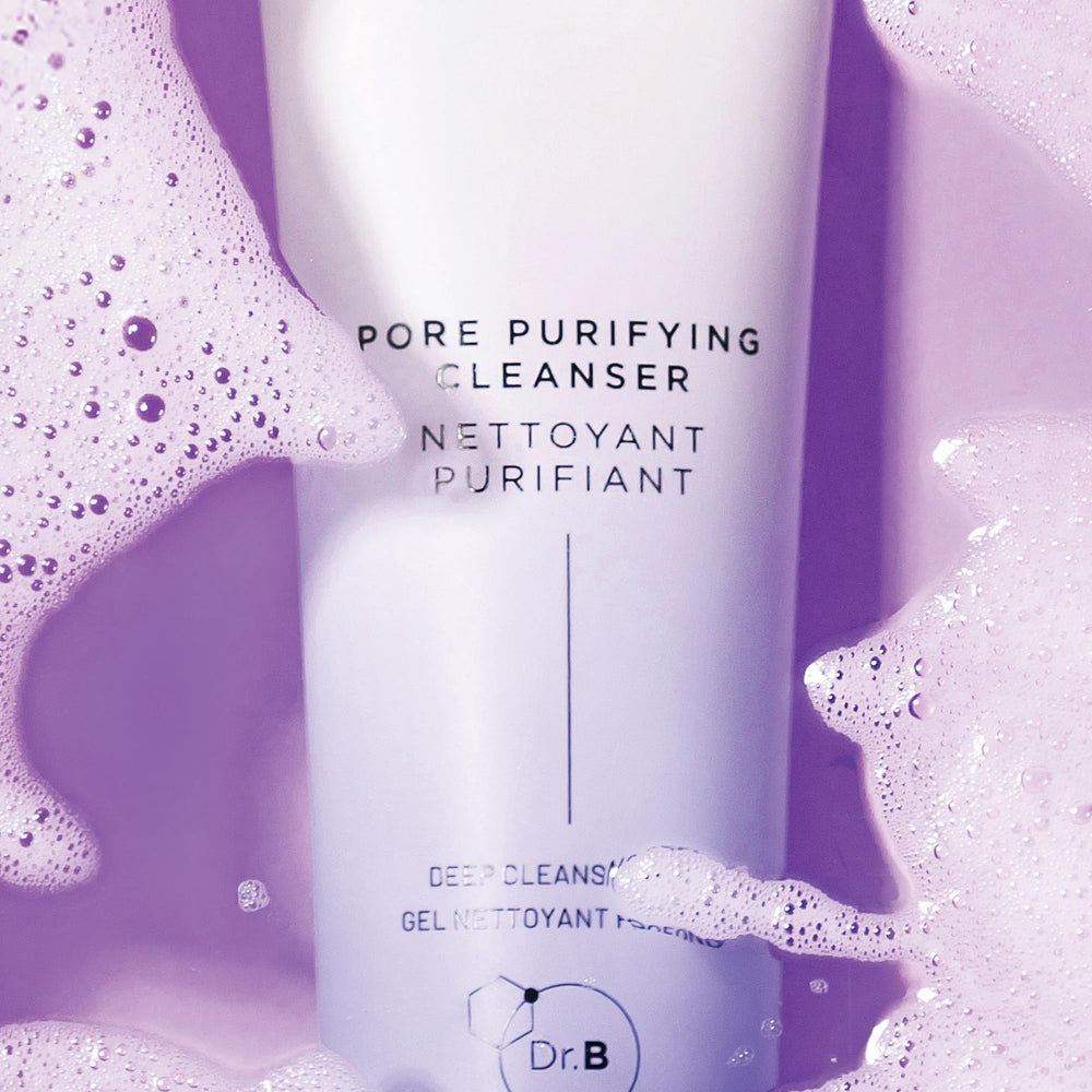 Rituel quotidien avec Dr Brandt Pores No More, nettoyant visage polyvalent.