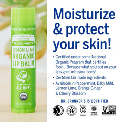 Application douce du baume Dr. Bronner's sur les lèvres.