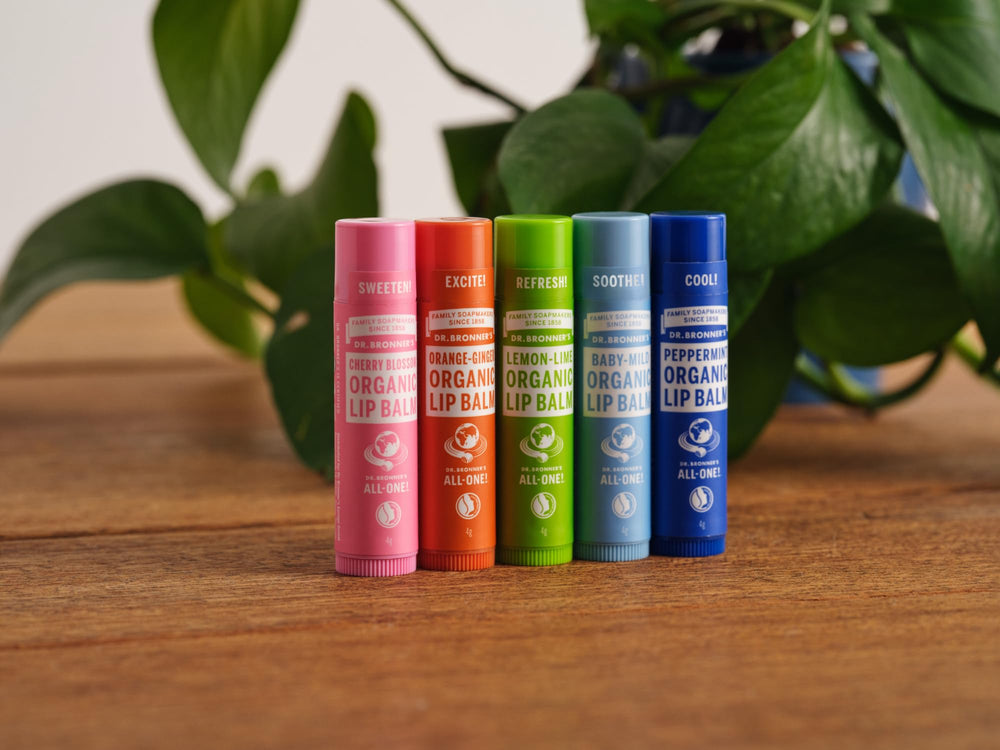 Baume lèvres Dr. Bronner's citron-lime, utilisation quotidienne pratique.