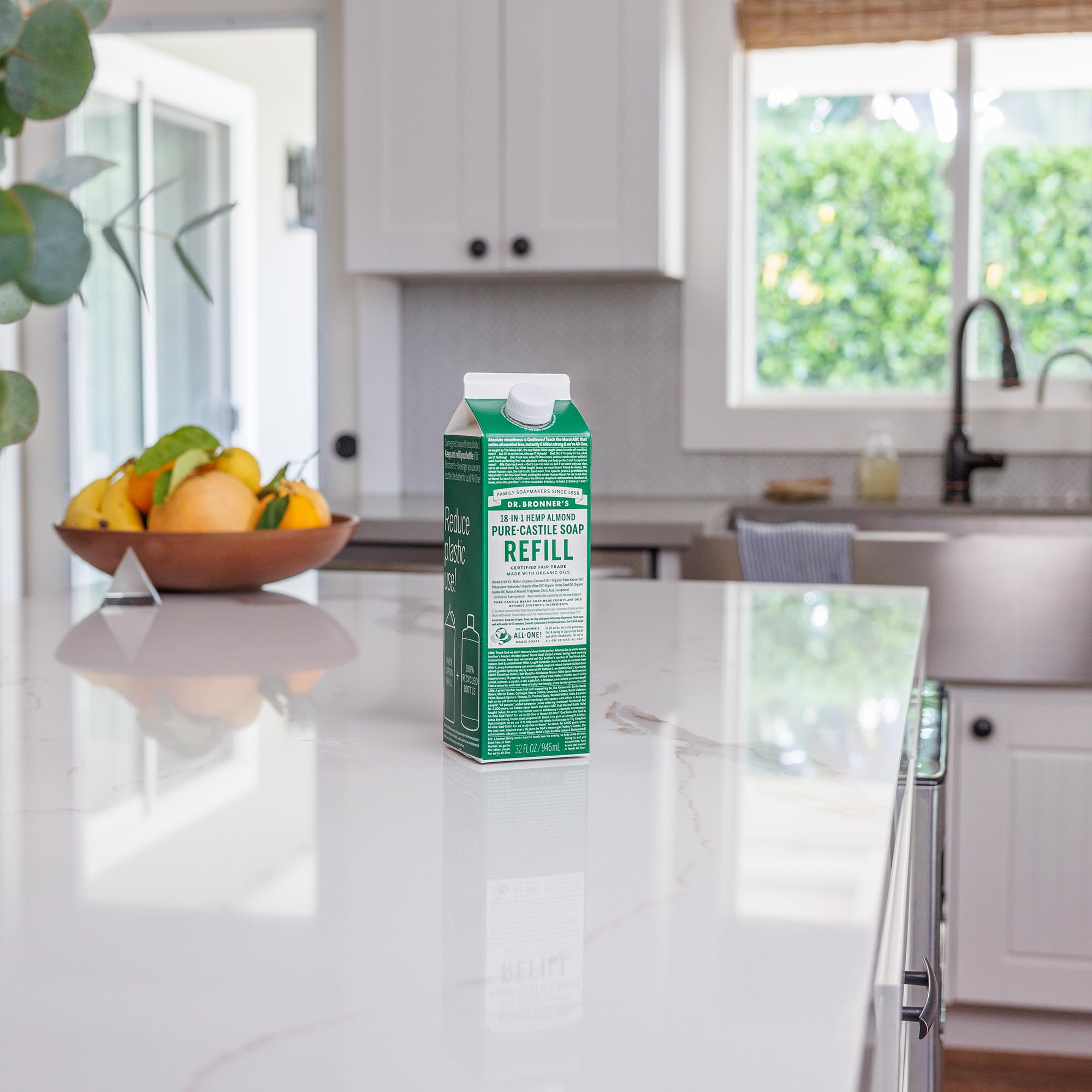 Bouteille Dr. Bronner's recyclée après consommation, amande, étiquette claire.