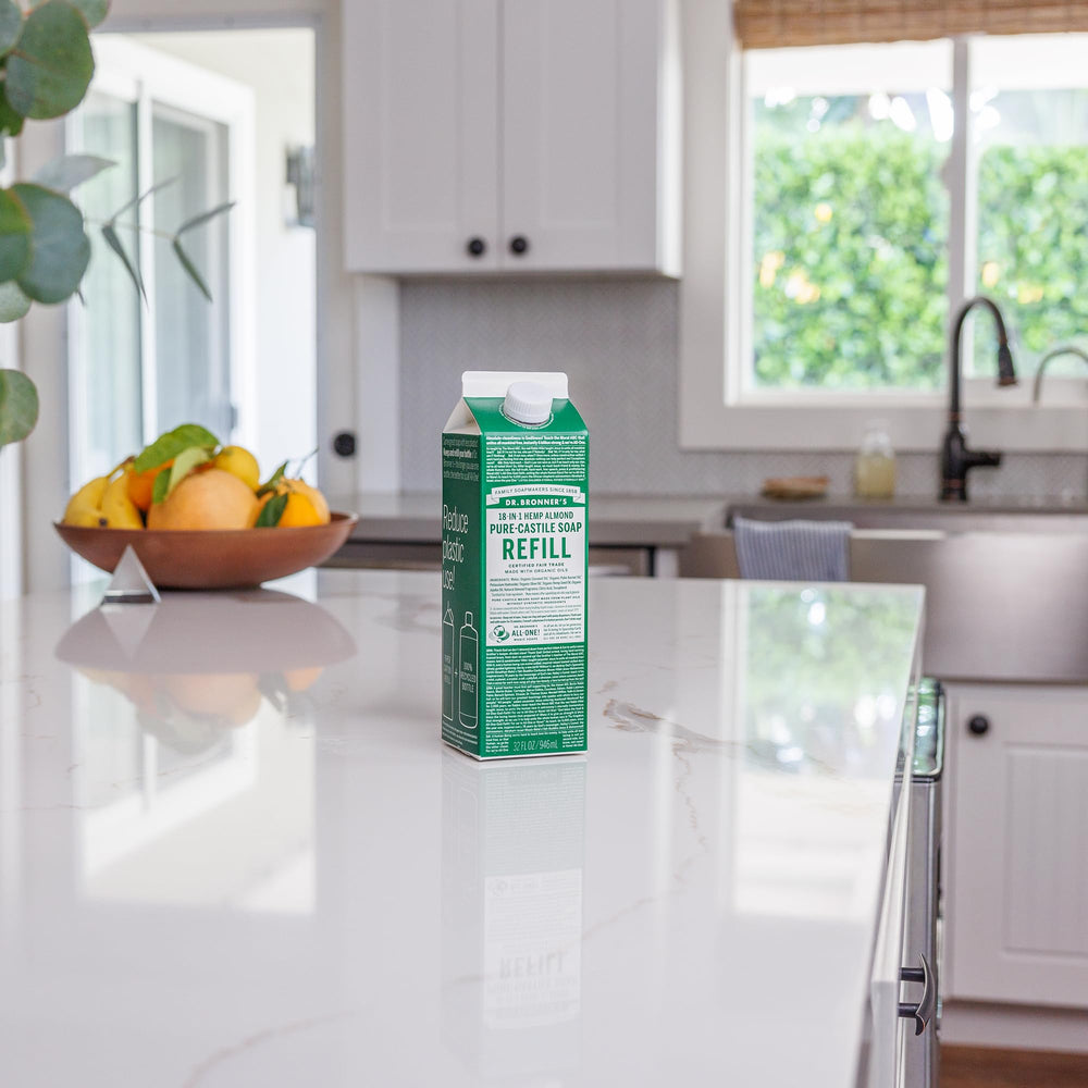 Bouteille Dr. Bronner's recyclée après consommation, amande, étiquette claire.