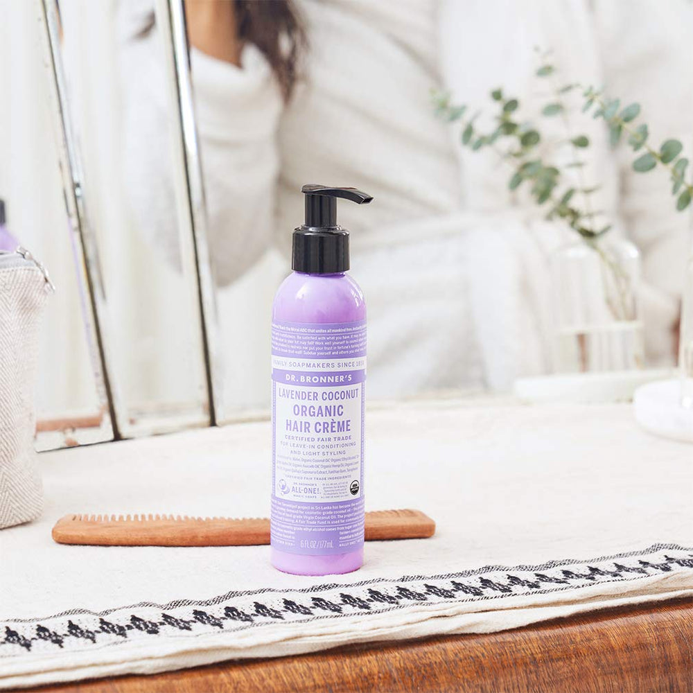 Dr. Bronner’s Crème Cheveux contrôle le frizz avec tenue légère.