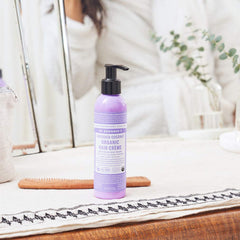Dr. Bronner’s Crème Cheveux contrôle le frizz avec tenue légère.