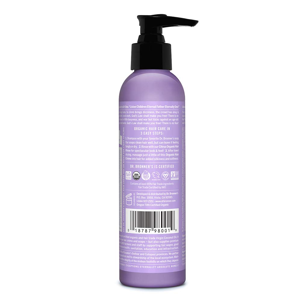 Texture onctueuse de la crème sur les doigts, prête à démêler les cheveux.