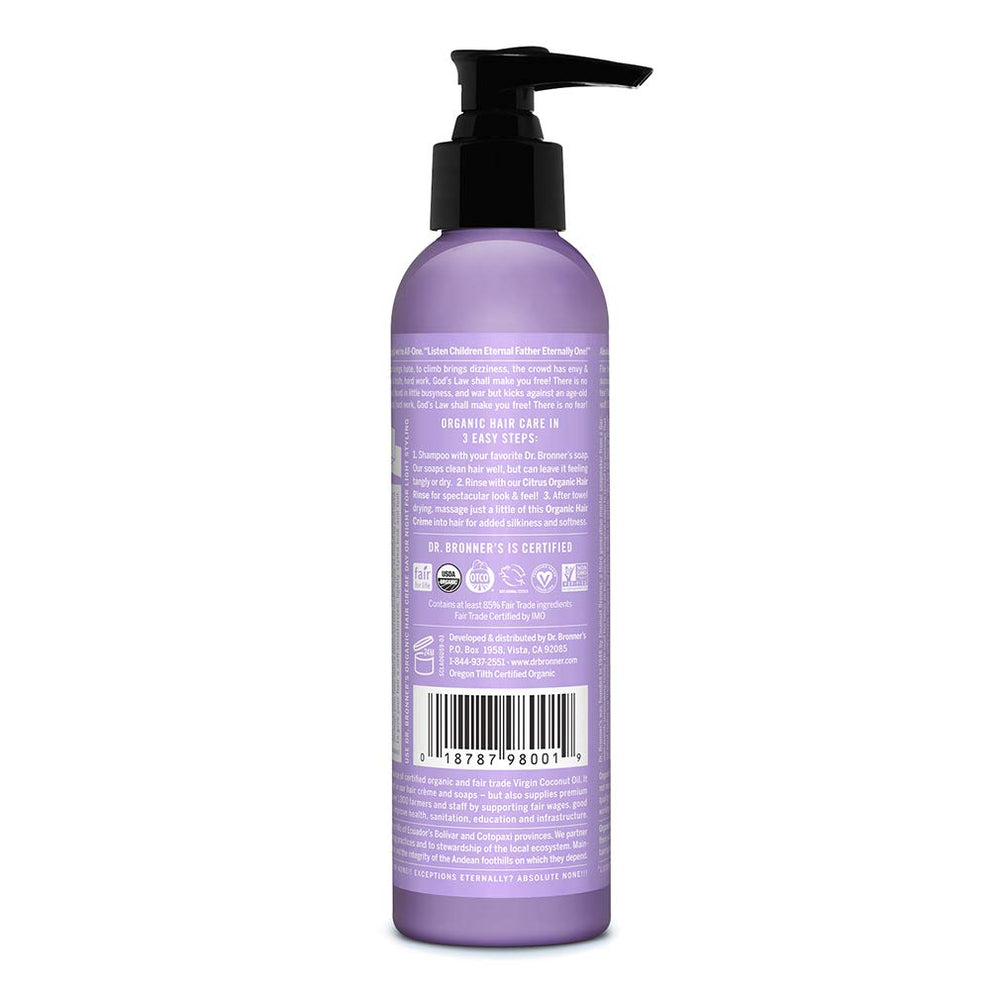 Texture onctueuse de la crème sur les doigts, prête à démêler les cheveux.