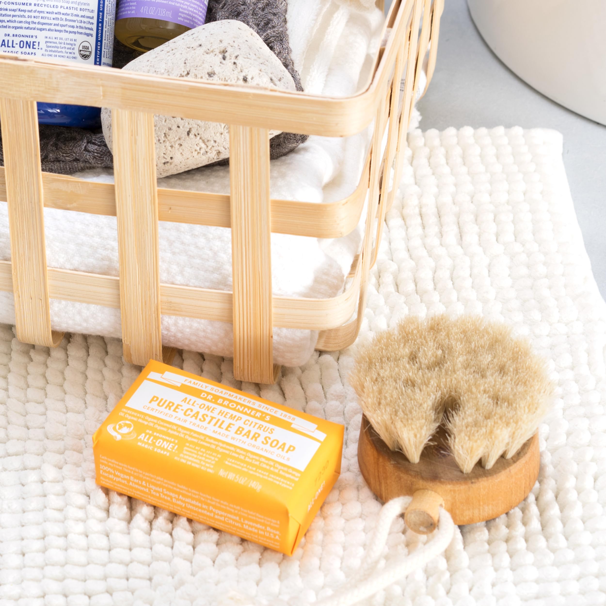 Huile végétale biologique dans Dr. Bronner's procure douceur à la peau.