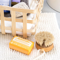 Huile végétale biologique dans Dr. Bronner's procure douceur à la peau.