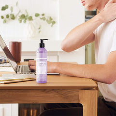 Dr. Bronner's Lotion bio orange lavande – bouteille lumineuse prête à hydrater.