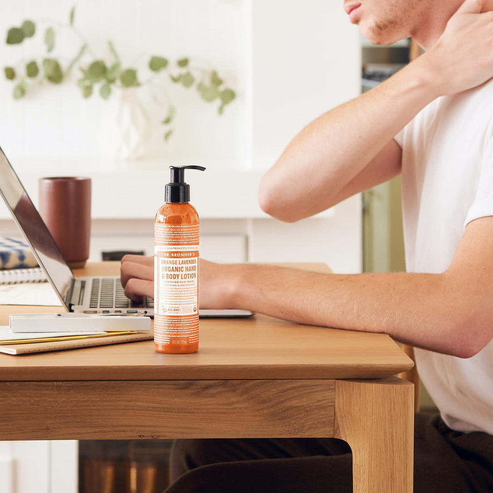 Dr. Bronner's Lotion Orange Lavande - application corps rapide et agréable avec parfum relaxant.