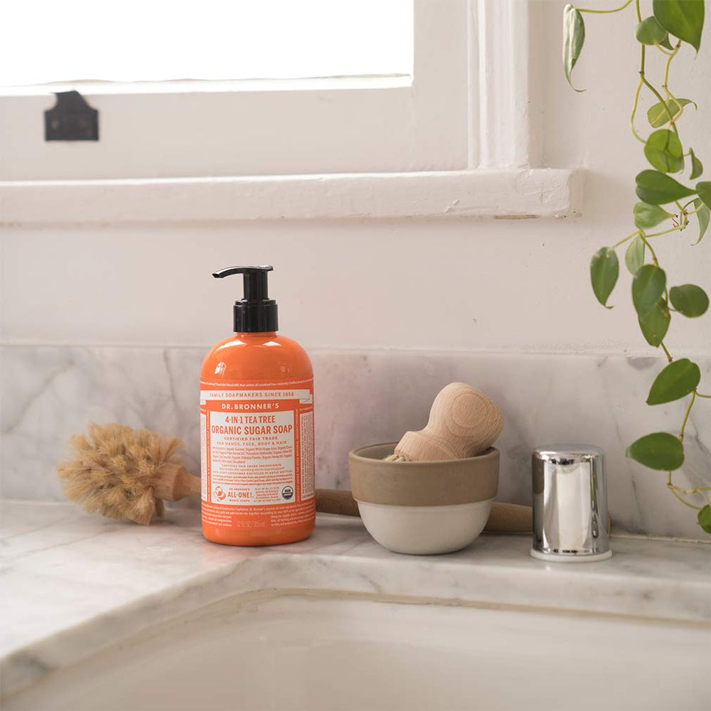 Mousse crèmeuse apparaissant sur les mains après application du savon.