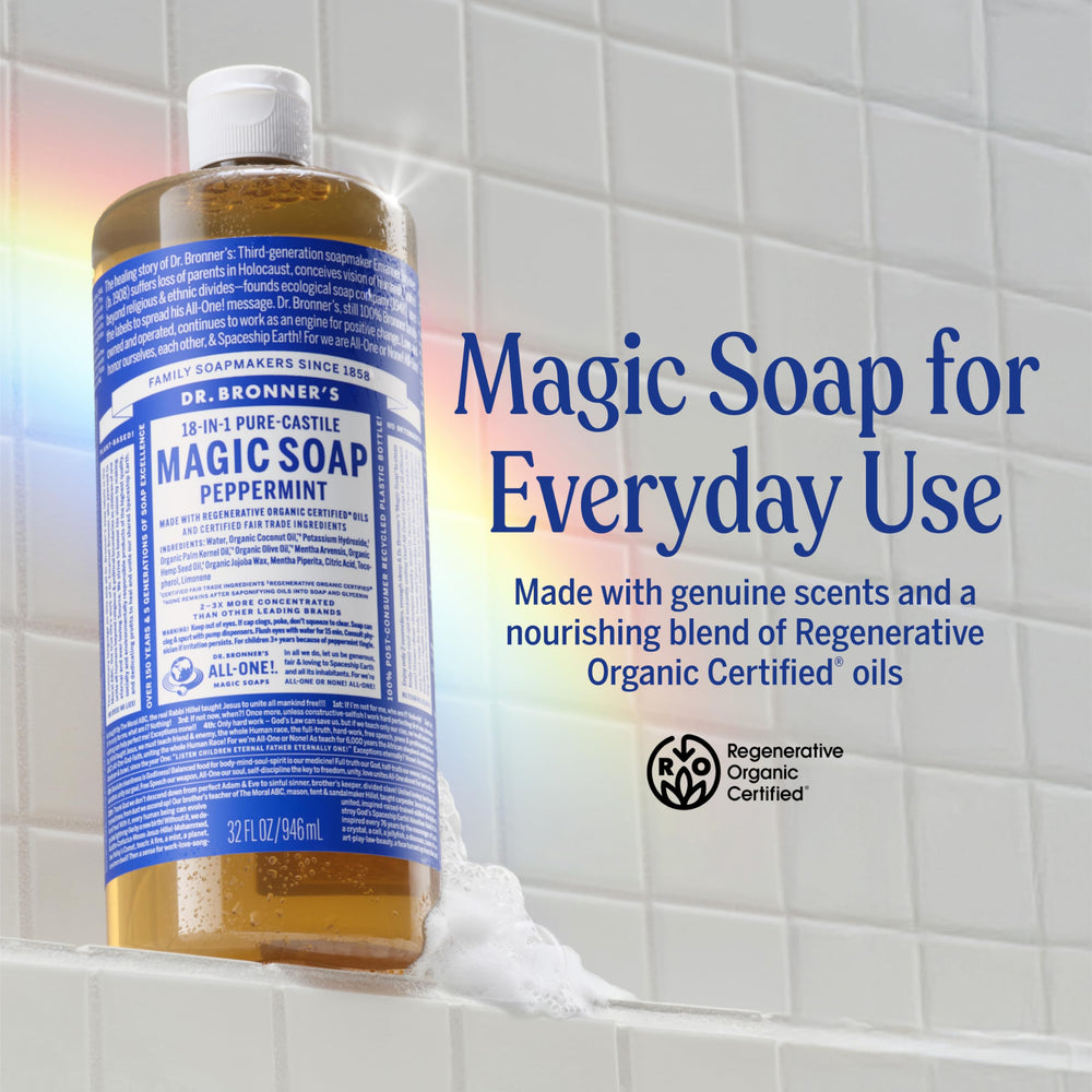 Mousse riche Dr. Bronner’s Pure-Castile Menthe enveloppant la peau.