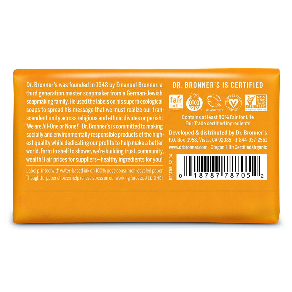Le savon Dr. Bronner's sans colorants ni parfum artificiel respecte la peau.