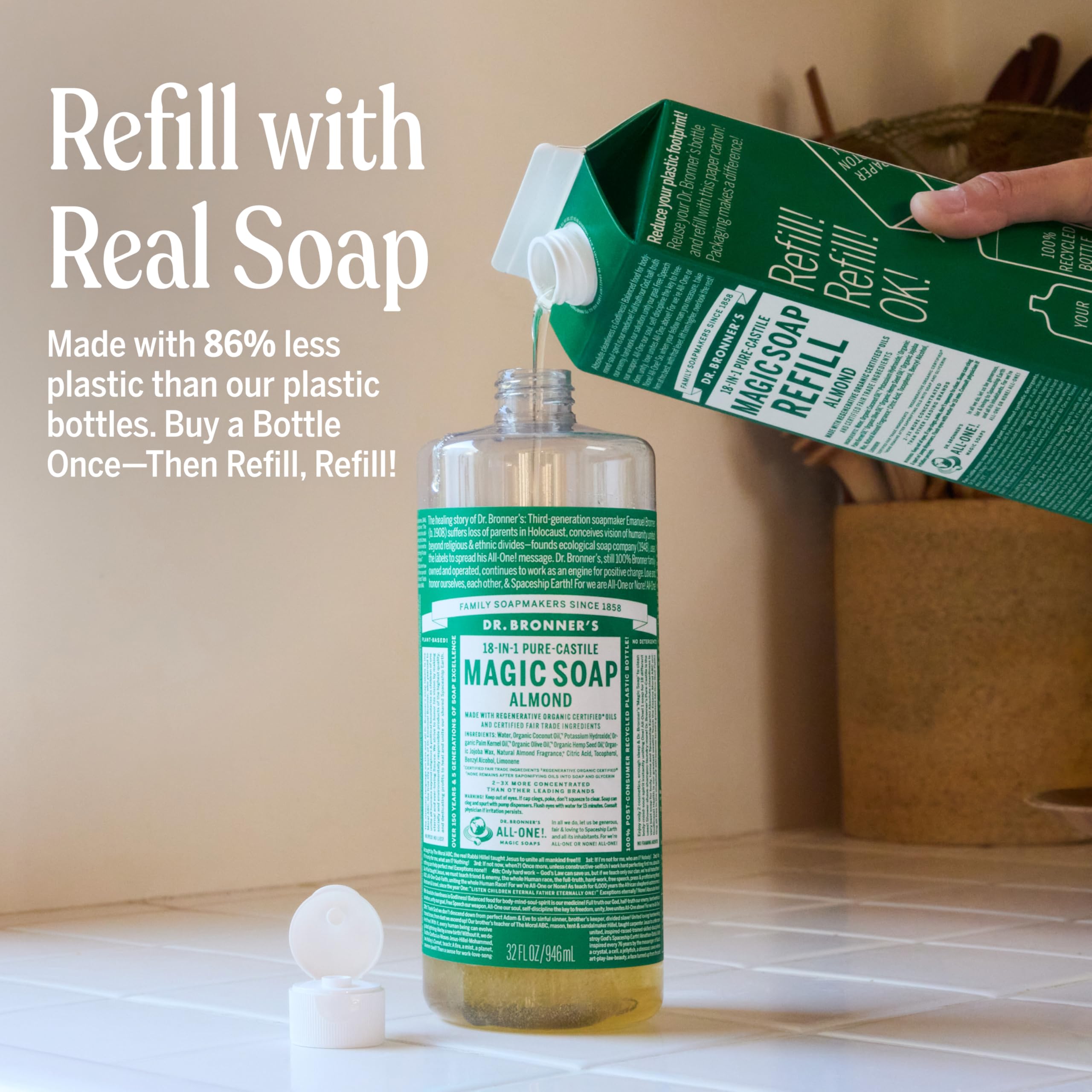 Dr. Bronner’s Savon Castile Amande – mousse généreuse sur la paume.