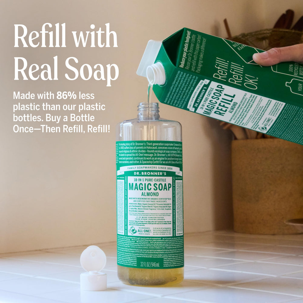 Dr. Bronner’s Savon Castile Amande – mousse généreuse sur la paume.